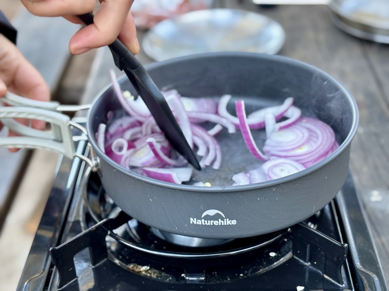 The anodised aluminium of the Naturehike camping pot heats up very quickly and evenly