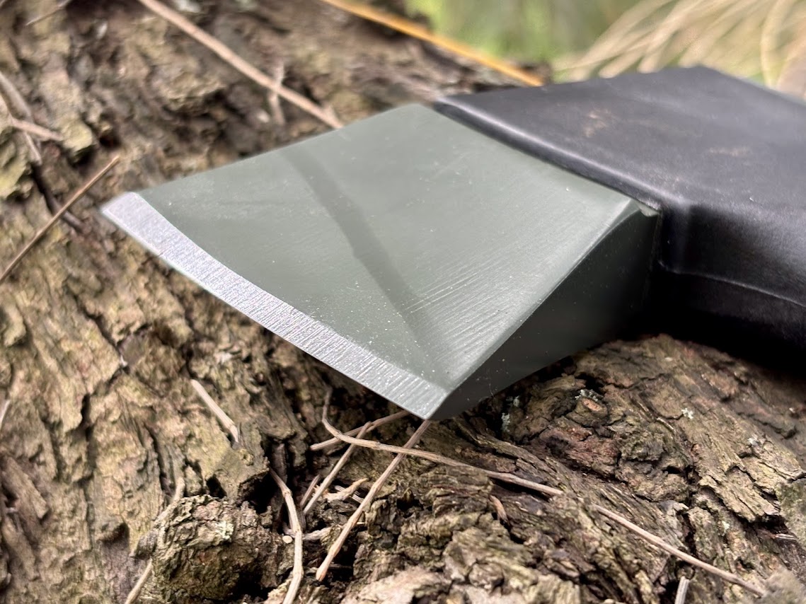 The blade on the Bush Tracks Z9 is made from forged carbon steel