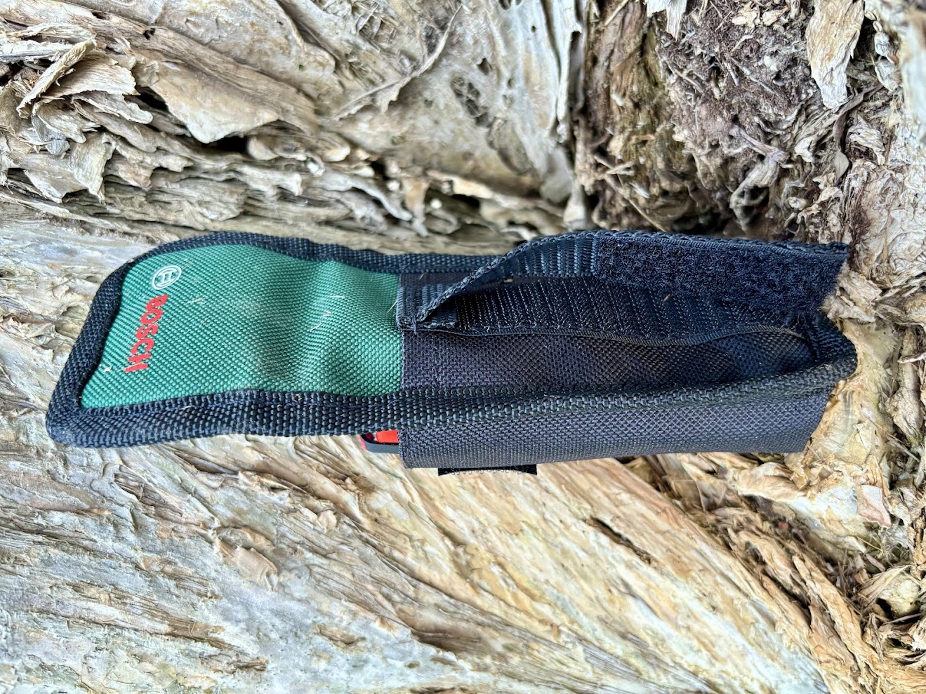 The carry pouch of the Bosch multitool has a velcro loop on the back which is perfect for attaching it to a belt or the strap of a bag