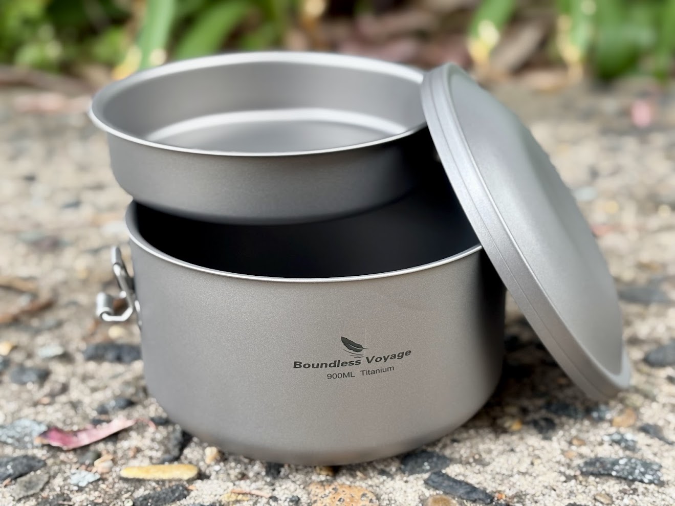 The design of the Boundless Voyage titanium lunch box (900ml) is a simple two-tier system with a matching lid that sits on top