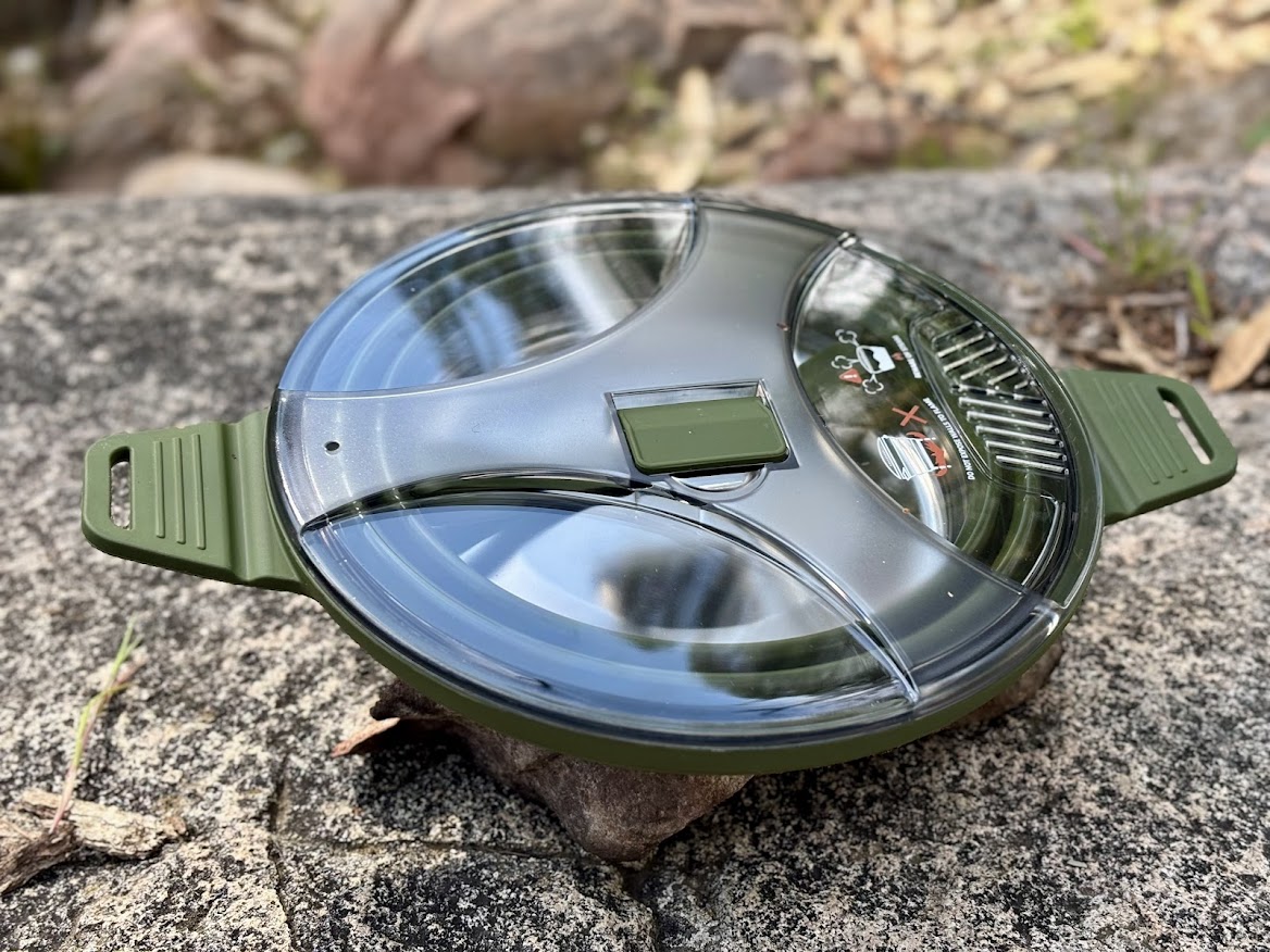 The first thing I noticed was how flat (3.5cm) and compact this collapsible cooking pot from Campwolf folds to