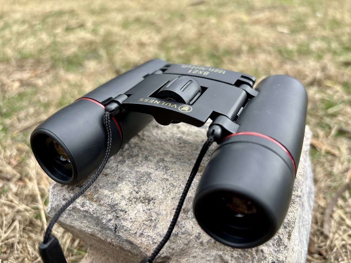 The focus knob on the Vulness binoculars is easy to operate with just one hand
