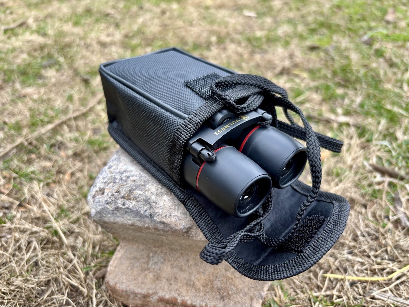 The folding design of the Vulness binoculars is a greatfeature making them even more compact for packing