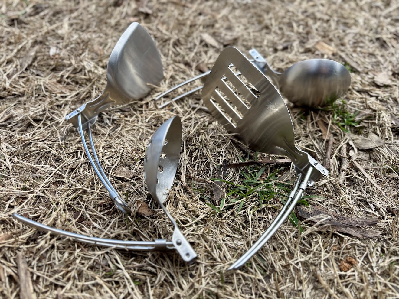 The folding design of this outdoor camp utensil set is what really makes this set stand out