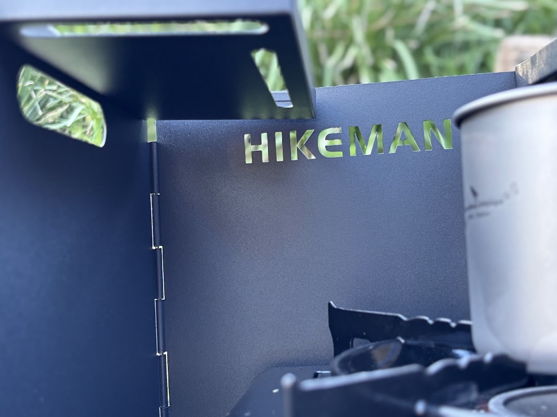 The four steel plates of the Hikeman camp stove windshield are thick, sturdy and provide great protection against the wind without any wobble
