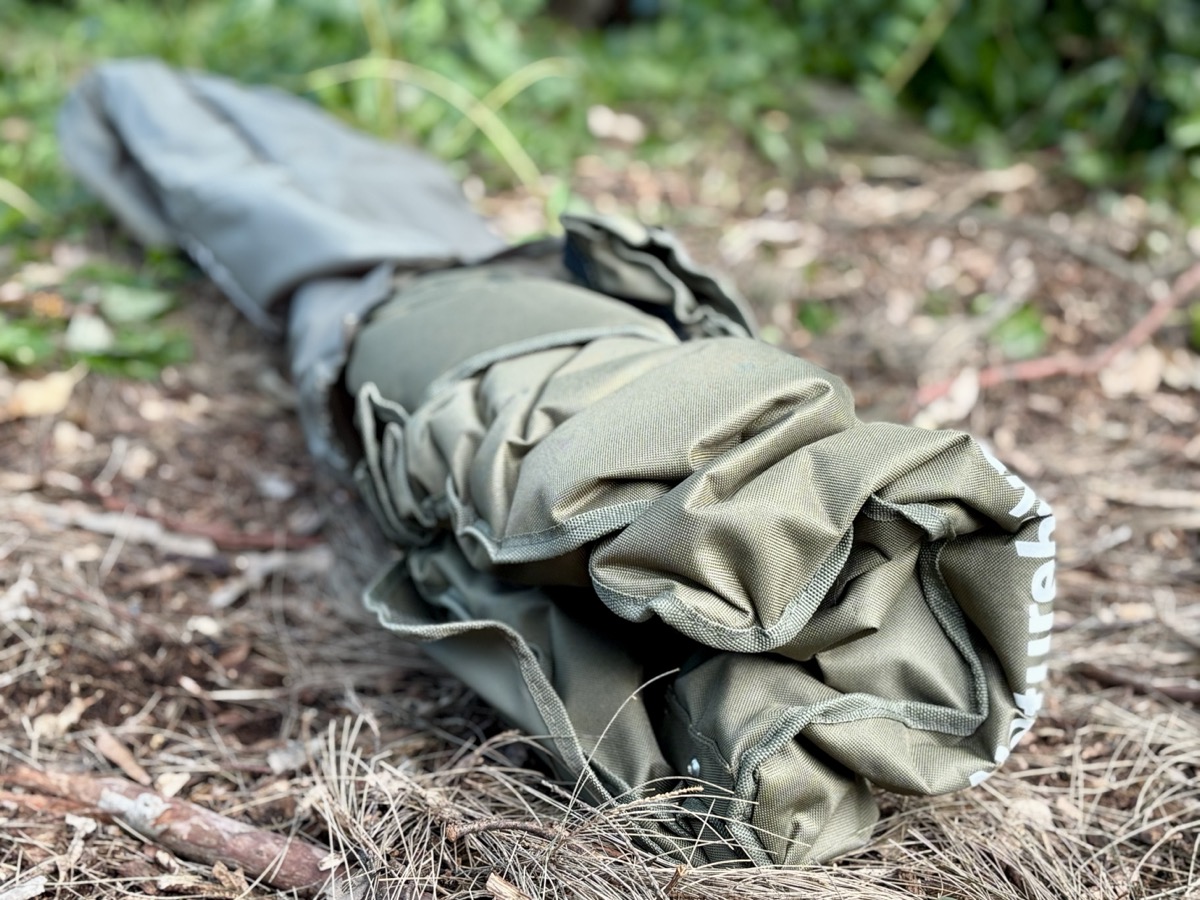 The green fabric of the Naturehike chair (Sea Star) has a matte look that doesn't attract dust and sand