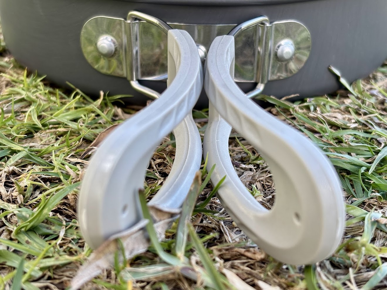 The handles of the Naturehike camping pot set are made of stainless steel with a rubberized coating