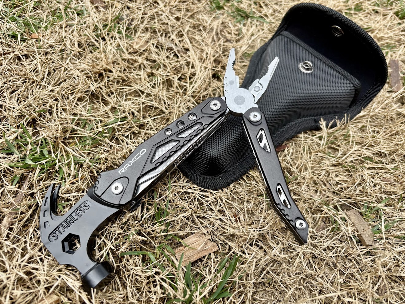 The handles of the Raxco multi-tool are reinforced with aluminium covers and a rubberised grip which makes it comfortable to hold