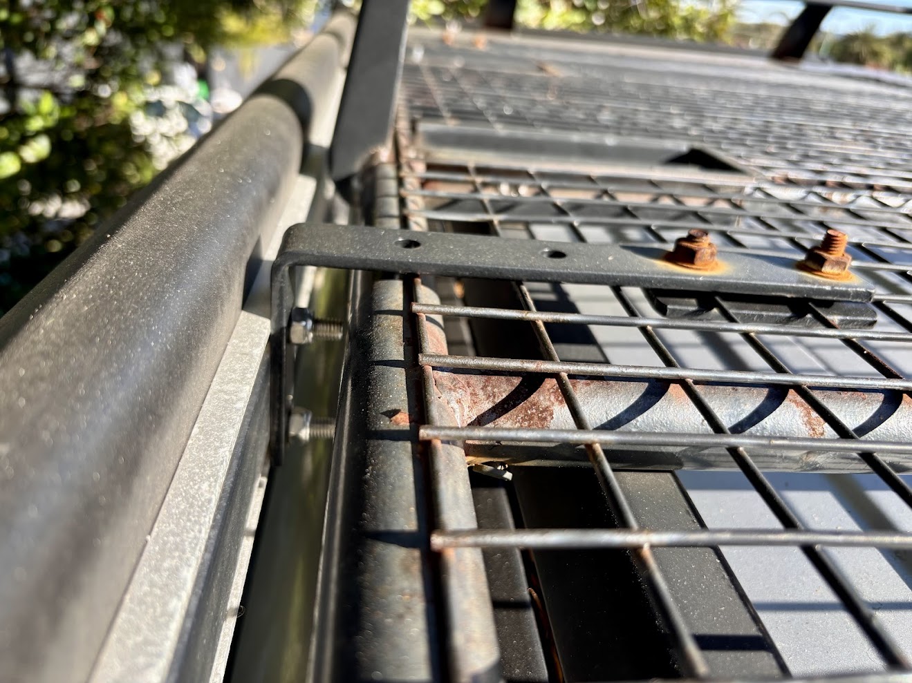 The included L-shaped mounting brackets feel solid and mount the Kings awning to most roof racks or cross bars