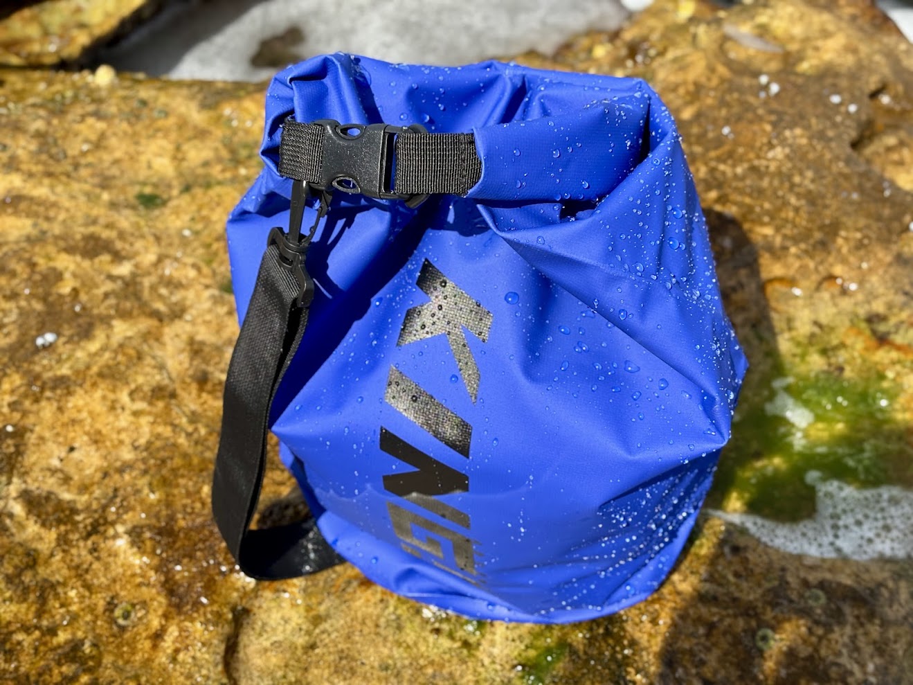 The included adjustable shoulder strap on the Kings 15l dry bag is nice handy feature