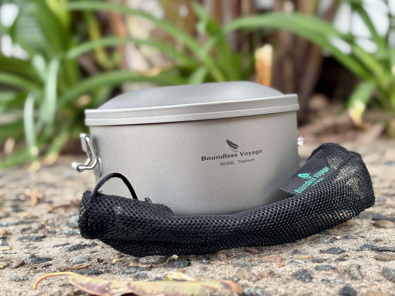 The included drawstring bag is a nice little addition for keeping the titanium lunch box safe and clean in your storage