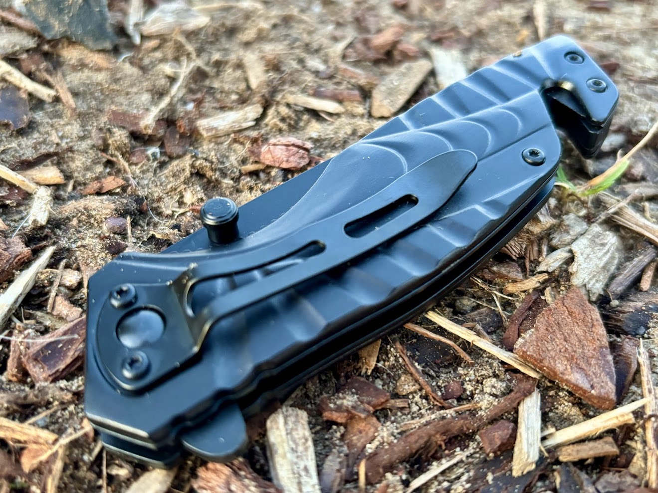The integrated metal pocket clip on the folding Raxco knife is a huge plus