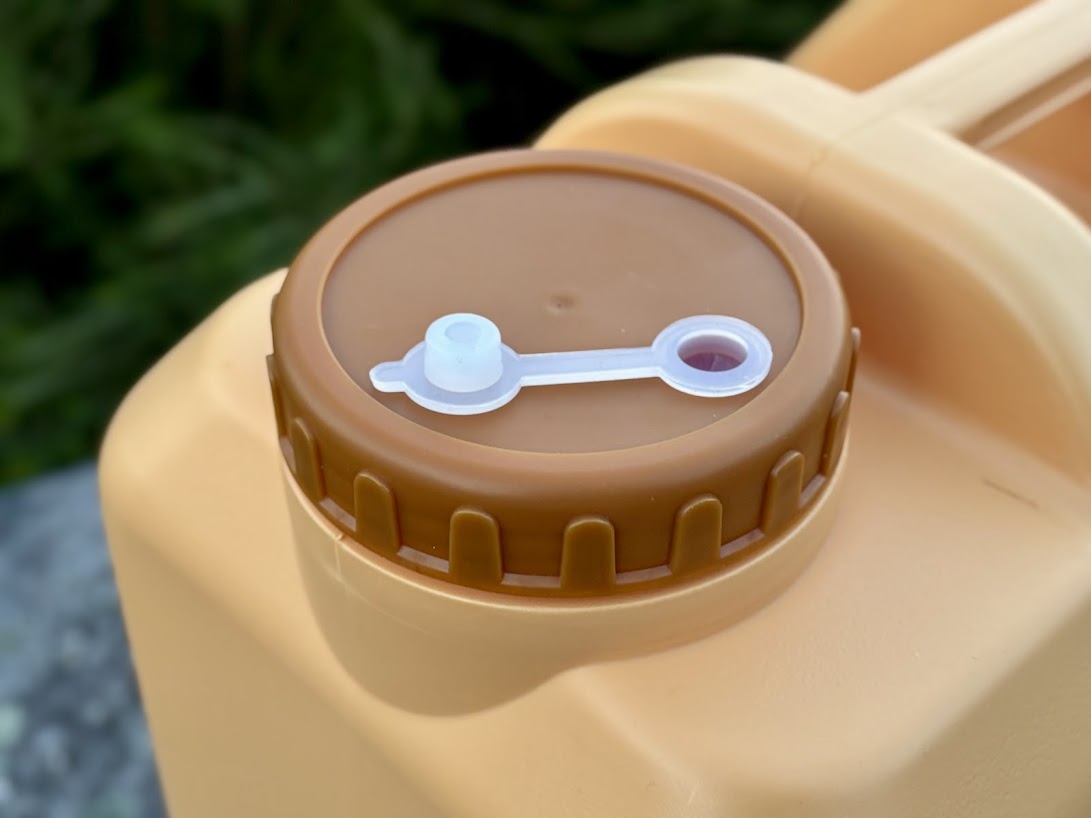 The large screw cap of this 20 litre water container with tap​ seals tightly, has a build-in airvent for better water flow and a good rubber gasket to prevent leaks