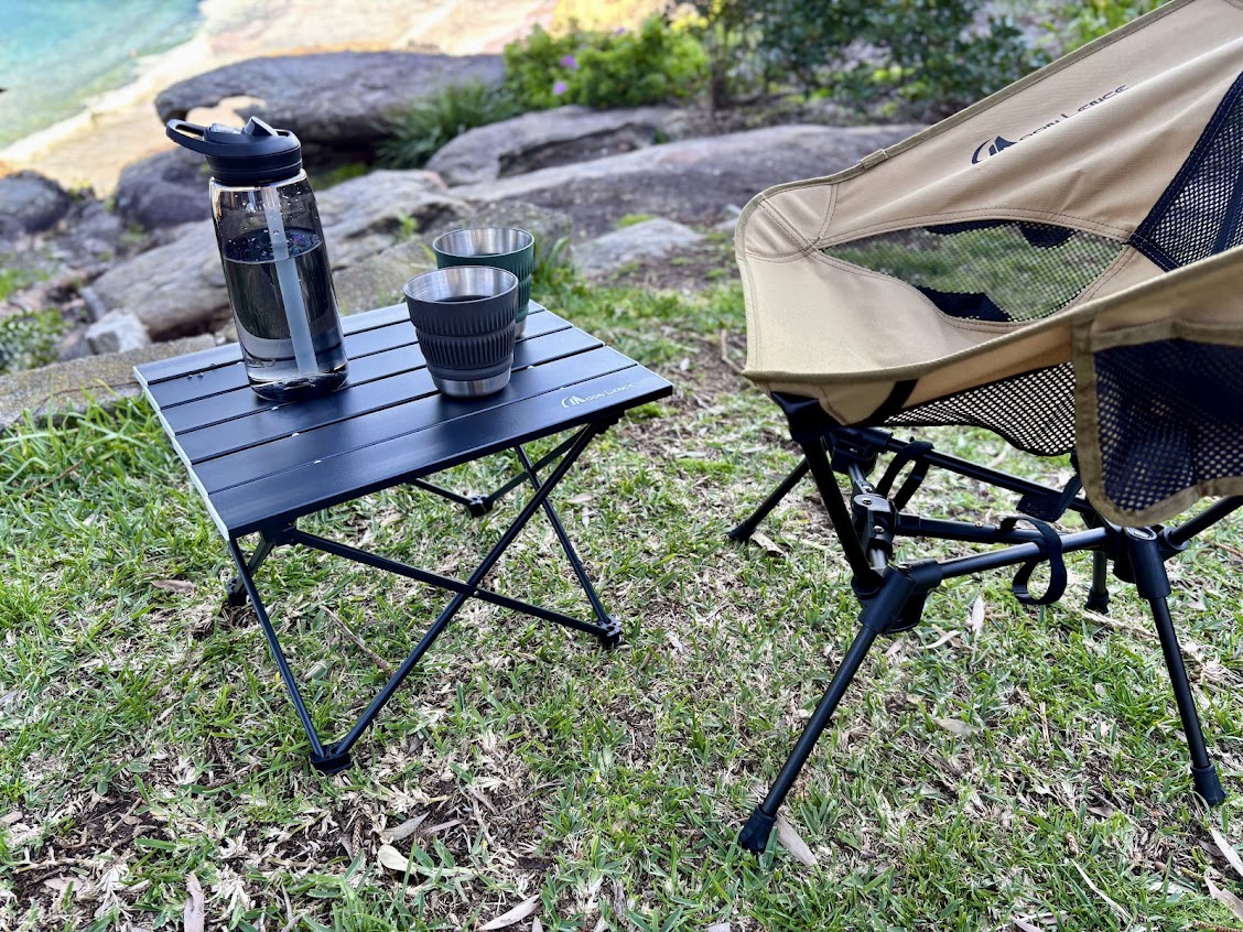 The low height (28.5cm) of the portable Moon Lence camp table means it’s perfect for use with low camping chairs like the one from Moon Lence