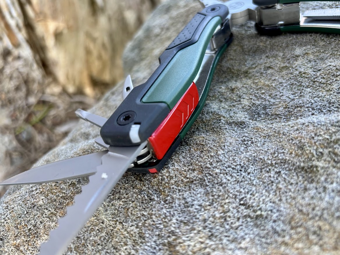 The red locking buttons on the Bosch multitool handle are easy to use and ensure it stays open while in use