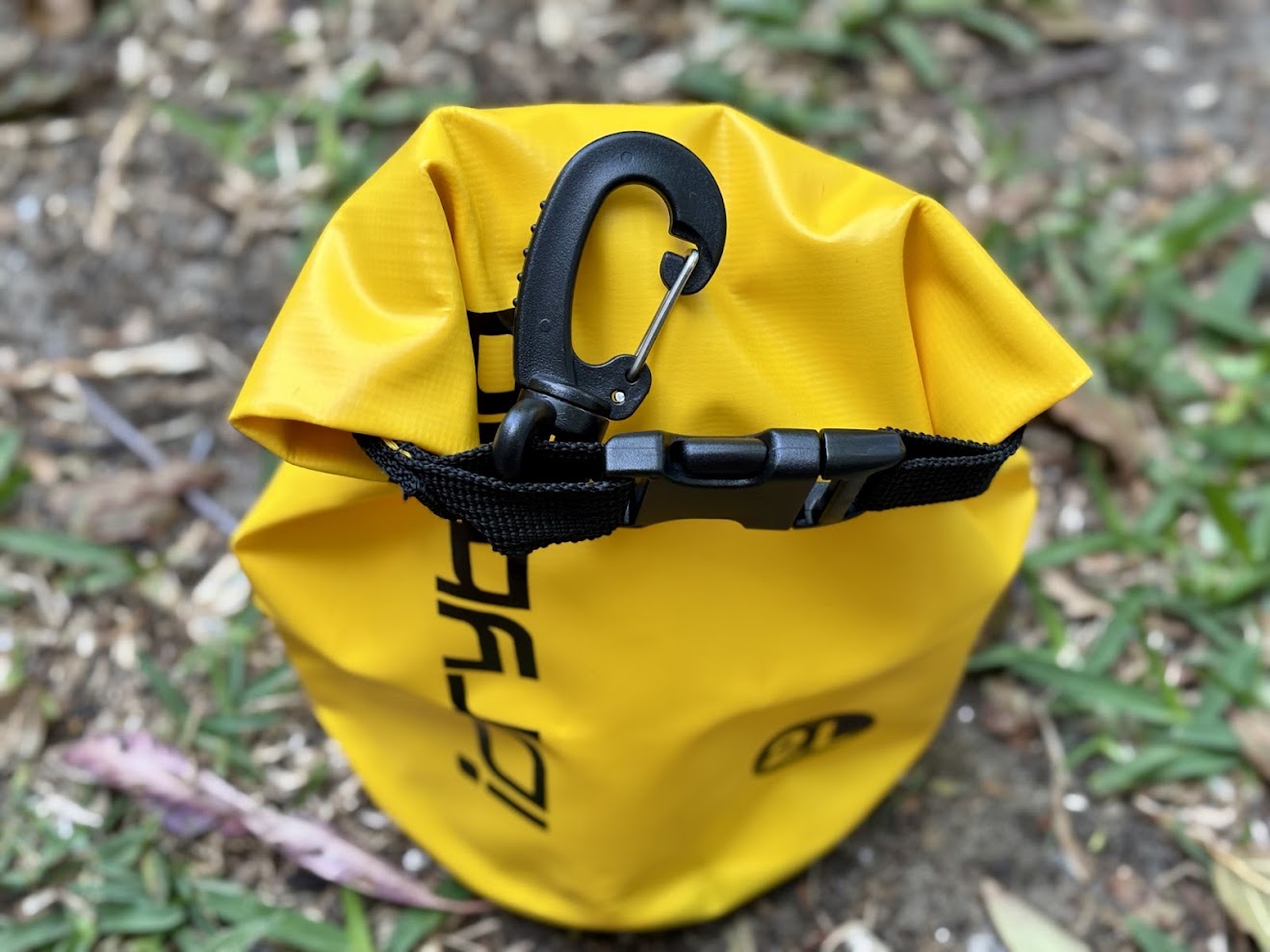 The rotating POM hook attached to the top clip of the IDRYBAG waterproof dry bag​ is a great feature