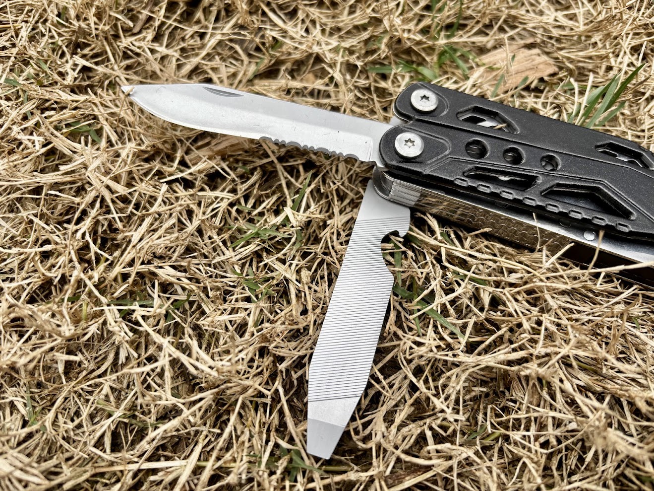 The saw of the Raxco multi-tool is useful for cutting thin pieces of wood, but it’s not for chopping firewood
