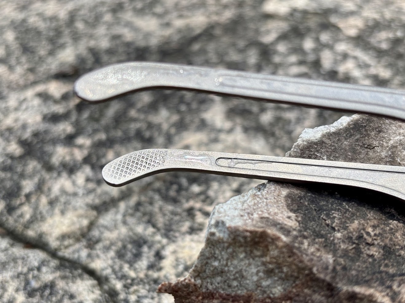 The serrated tip of the Boundless Voyage titanium tongs​ offers an impressive amount of grip