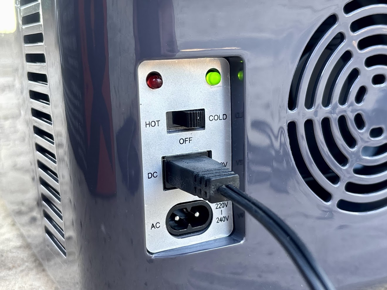 The simple Cold, Warm, and Off switch on the XTM 12l fridge is easy to use, despite the lack of a precise temperature setting