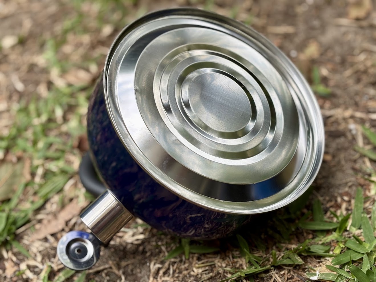 The stainless-steel construction of the Kings camping kettle resists corrosion and handles temperature extremes without warping