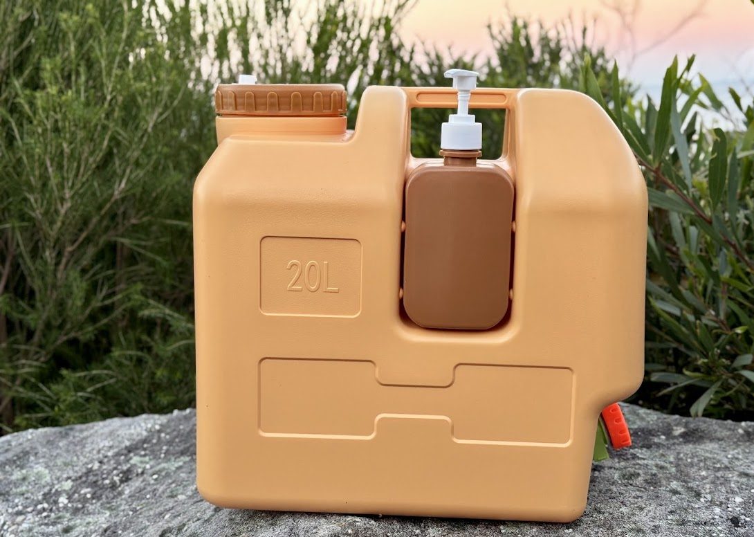 The standout feature of the Aimall 20 litre water container with tap​ is the build-in soap dispenser attached to the side