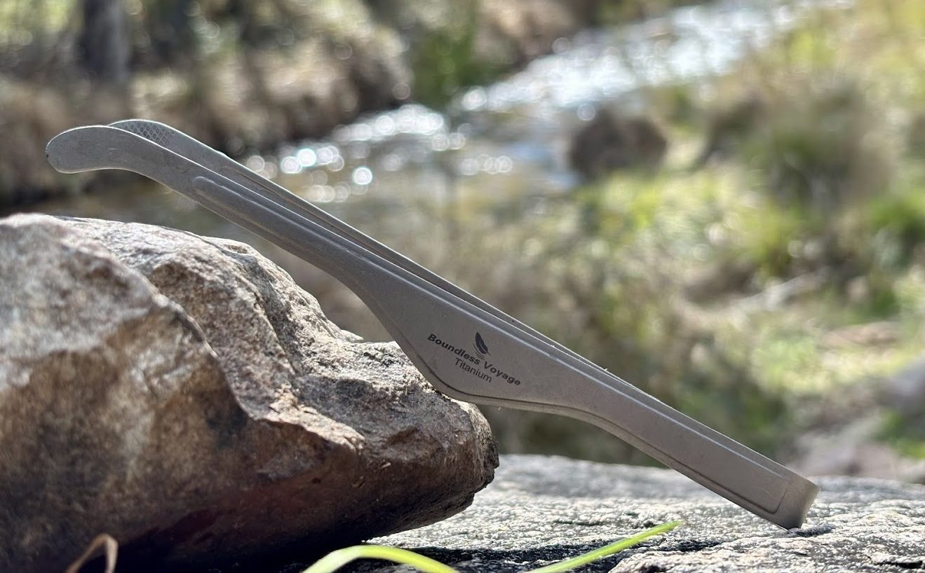 The surface finish of the Boundless Voyage titanium tongs​ is easy to wipe clean, doesn't retain food odours, and is completely rust-proof