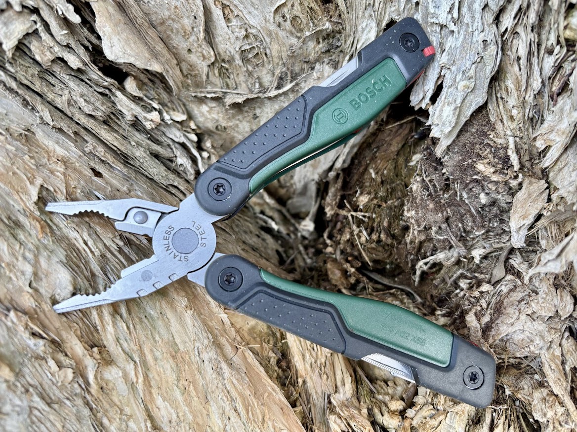 The tools of the Bosch multitool are made from high-quality stainless steel which is durable and rust-resistant