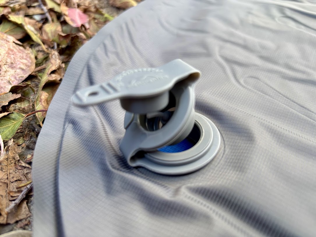 The valves of the Naturehike air mattress works well and is a simple two-piece design, one for inflation and one for rapid deflation