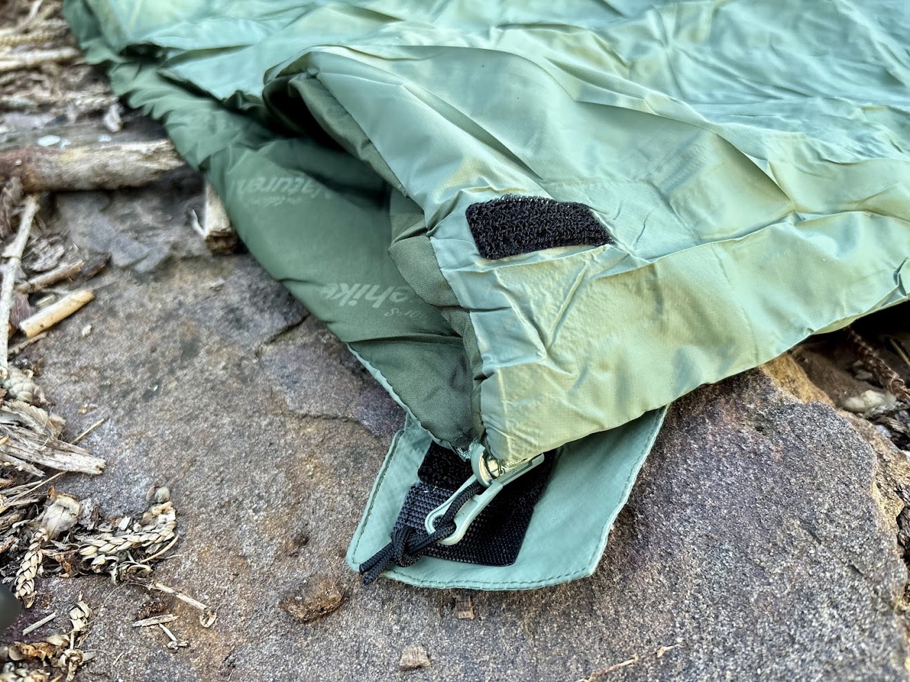 The zippers of the Naturehike LW180 sleeping bag are functional, but you do need to be mindful of the fabric catching
