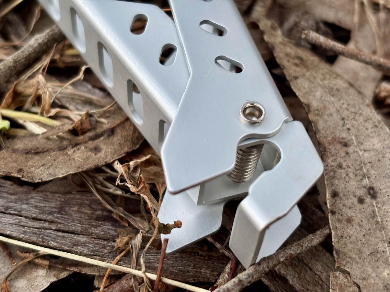 These aluminium camping pot lifter​s are made from a durable aluminum alloy and have a solid grip system