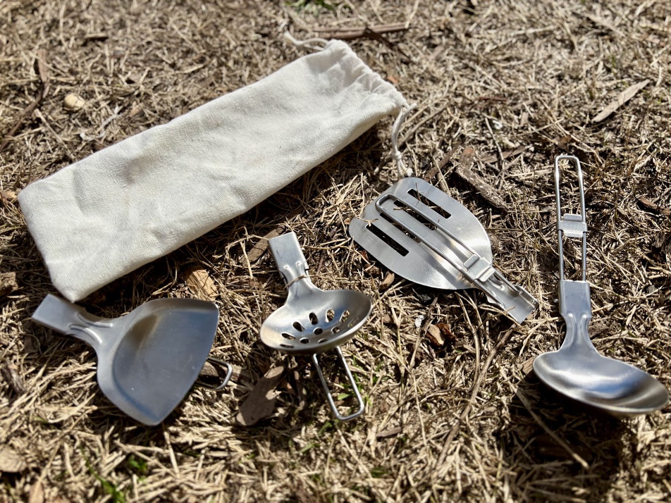 This set of stainless steel folding camp utensils​ comes with a solid carry pouch