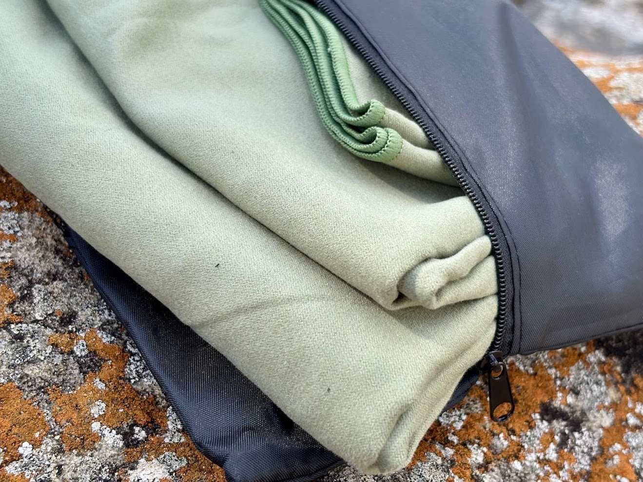 Unpacking the rainleaf microfiber towel​ in army green colour