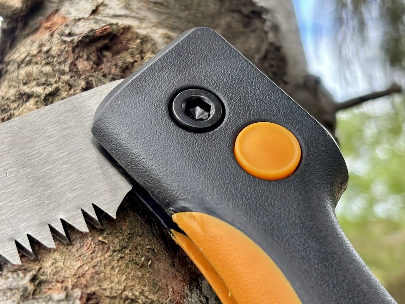 With a simple button press, you can lock the blade of the Fiskars folding saw in two different positions allowing for a straight cut or an angled cut