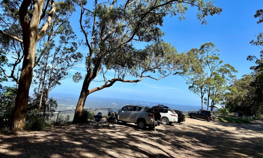 Heaton lookout itself has plenty of parking, even for larger 4WDs and trailer setups