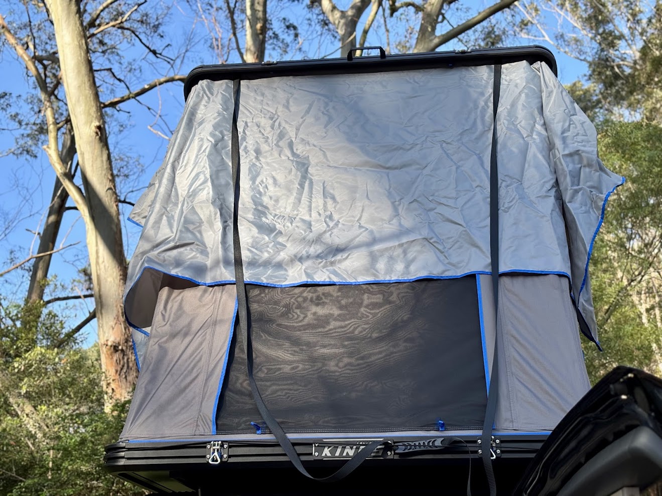Setting up the Kings Grand Tourer Lite Rooftop tent can be done by one person in less than 25 seconds, simply pop the latches open and give the heavy-duty handle a light push
