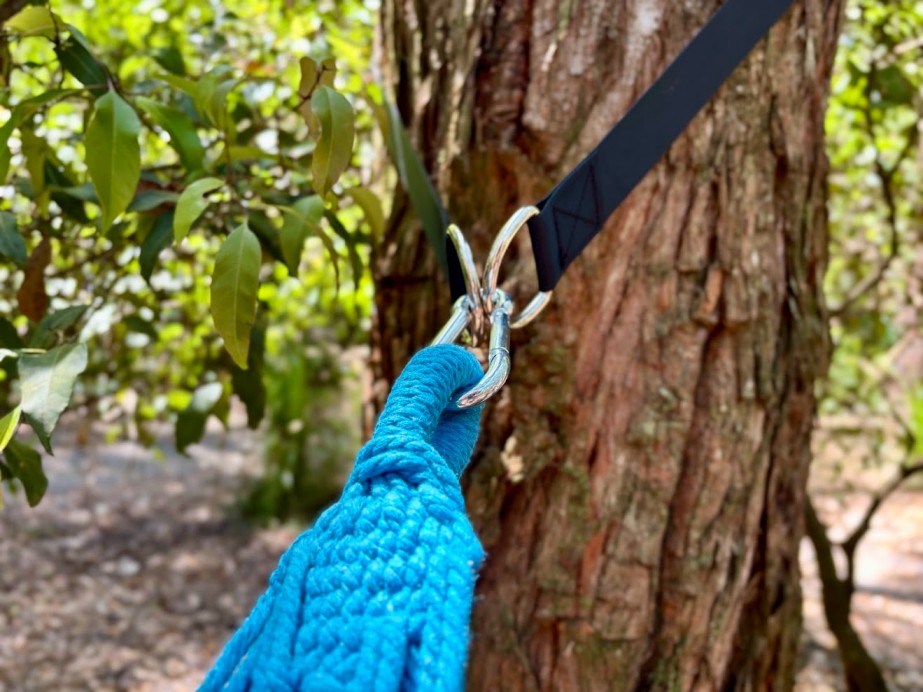 Setting up the Kings hammock is simple thanks to the included Tree-Hanging Kit with solid buckles