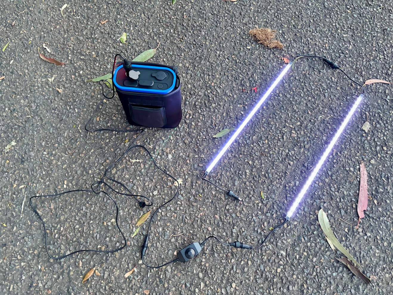 The 7.5m of extension leads that come with the Kings 4 bar light kit means it can easily be run from the 12V socket to anywhere around the car