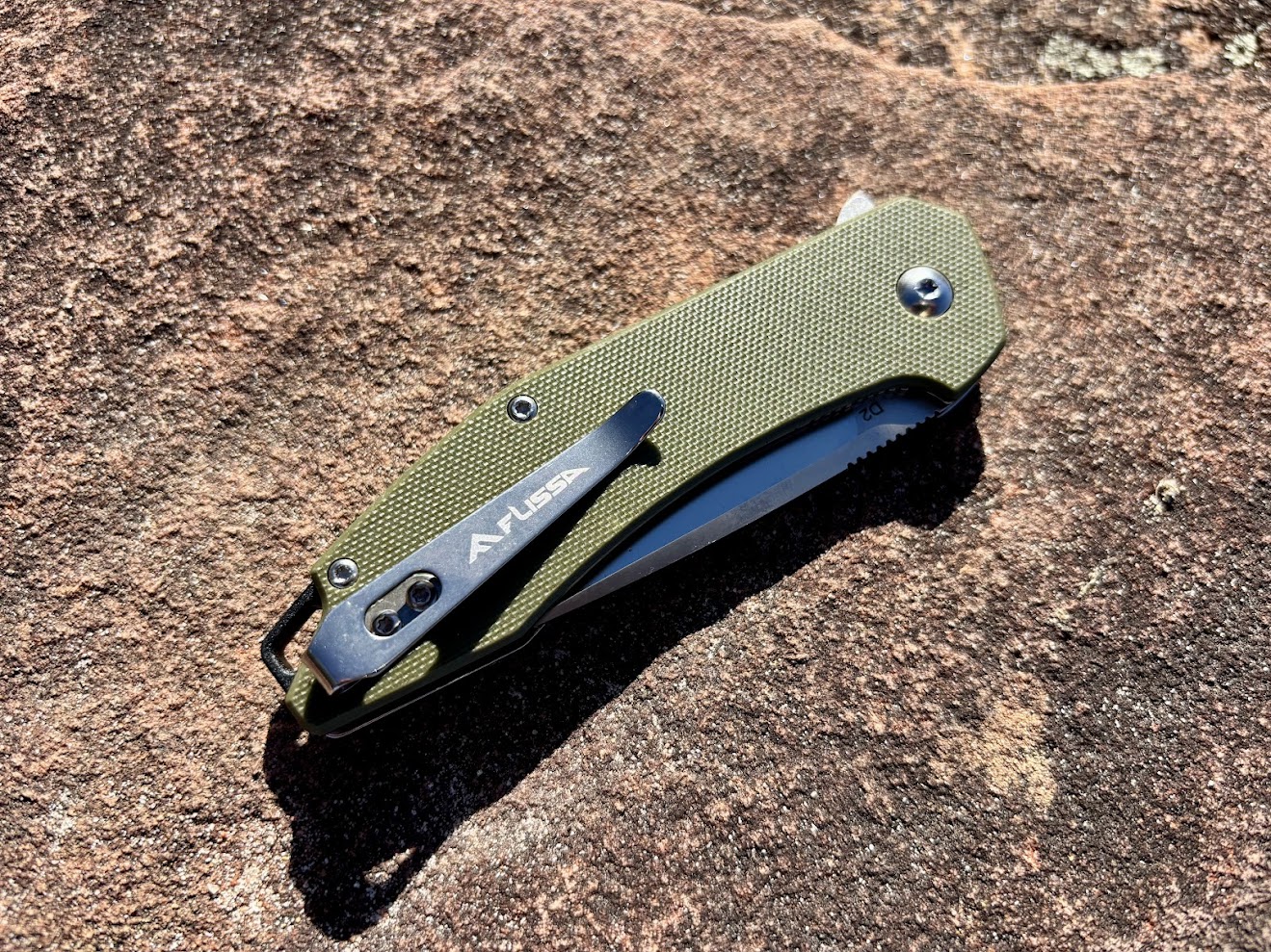 The Flissa D2 knife handle’s texturing is aggressive enough to ensure a secure grip without feeling rough or uncomfortable