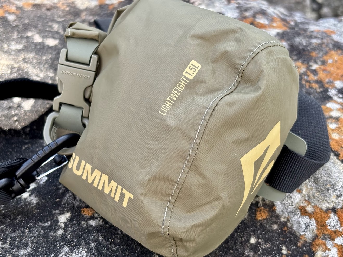 The Sea to Summit 1.5 l dry bag if build from a tough recycled 70D nylon and the coating is rated to a high 10,000mm hydrostatic head