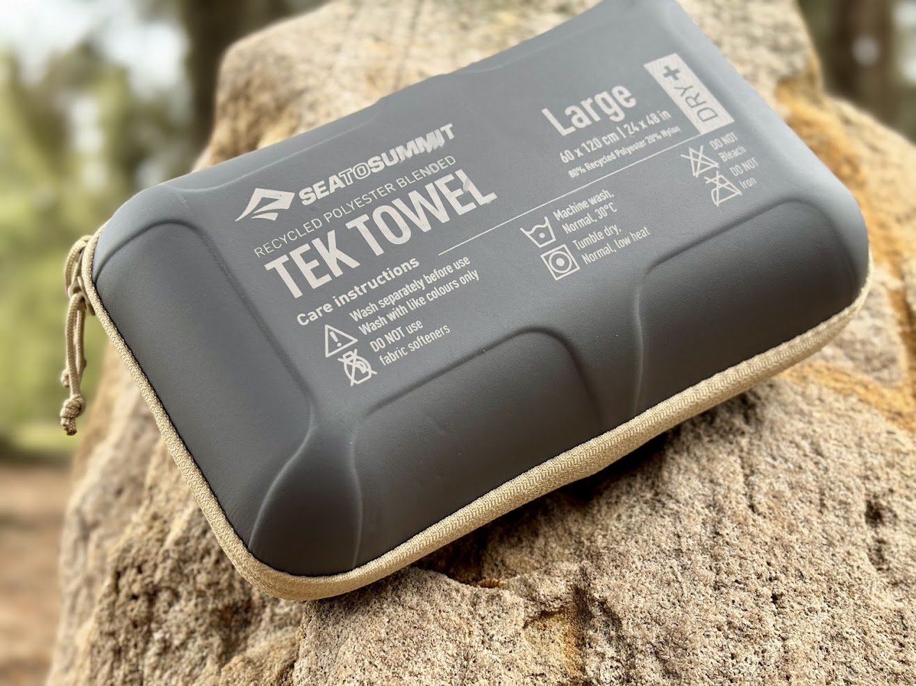 The Sea to Summit tek towel​ comes in a sturdy soft zippered pouch which makes packing easy