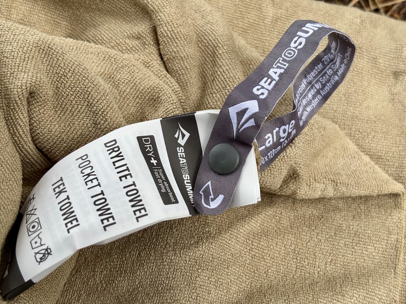 The Sea to Summit tek towel​ is made from a blended microfiber fabric using 80% Polyester and 20% Nylon and comes with a handy snap-on hang loop