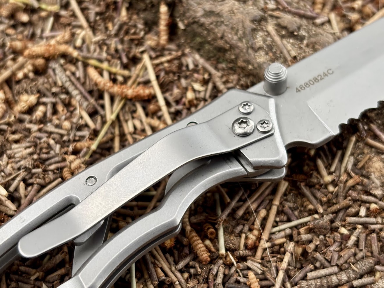 The deep carry pocket clip on the Gerber Paraframe is sturdy and keeps the knife secure