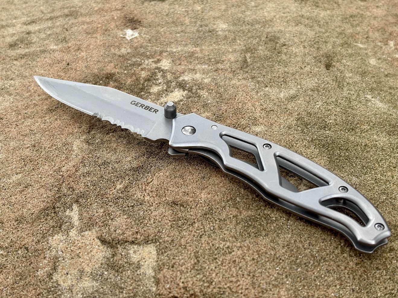 The entire construction of the Gerber Paraframe Pocket Knife is based on an open skeletonised stainless steel frame which resists rust and stands up well to rough use