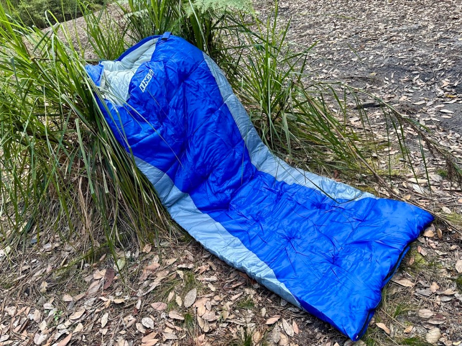 The impressive 2.4 m overall length of the Kings sleeping bags leaves a massive 2.1 m of body space without the hood
