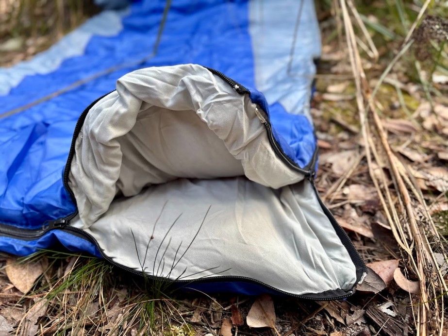The interior warmth of the Kings sleeping bags comes from a 500GSM hollow cotton insulation filling constructed of two 250GSM layers