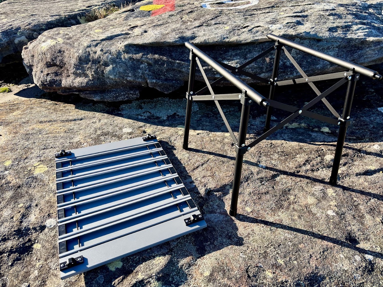 The key feature of this Naturehike folding table is its solid cross-structure frame, giving it incredible stability and load-bearing strength (55kg)