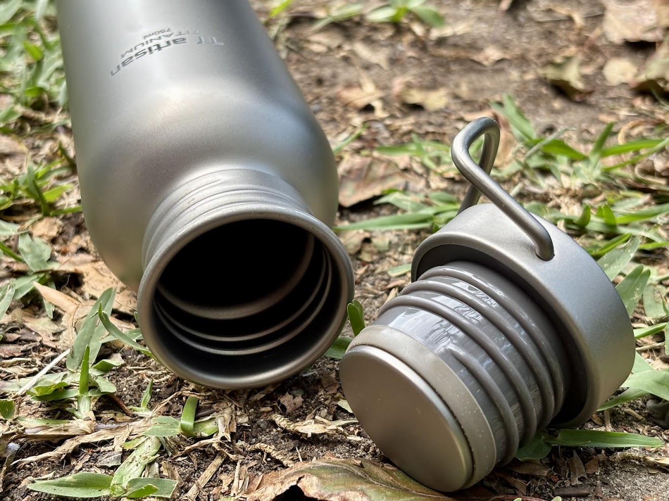 The leak-proof design of the Ti Artisan titanium bottle is top-notch and uses an external threaded neck structure with a silicone rubber gasket