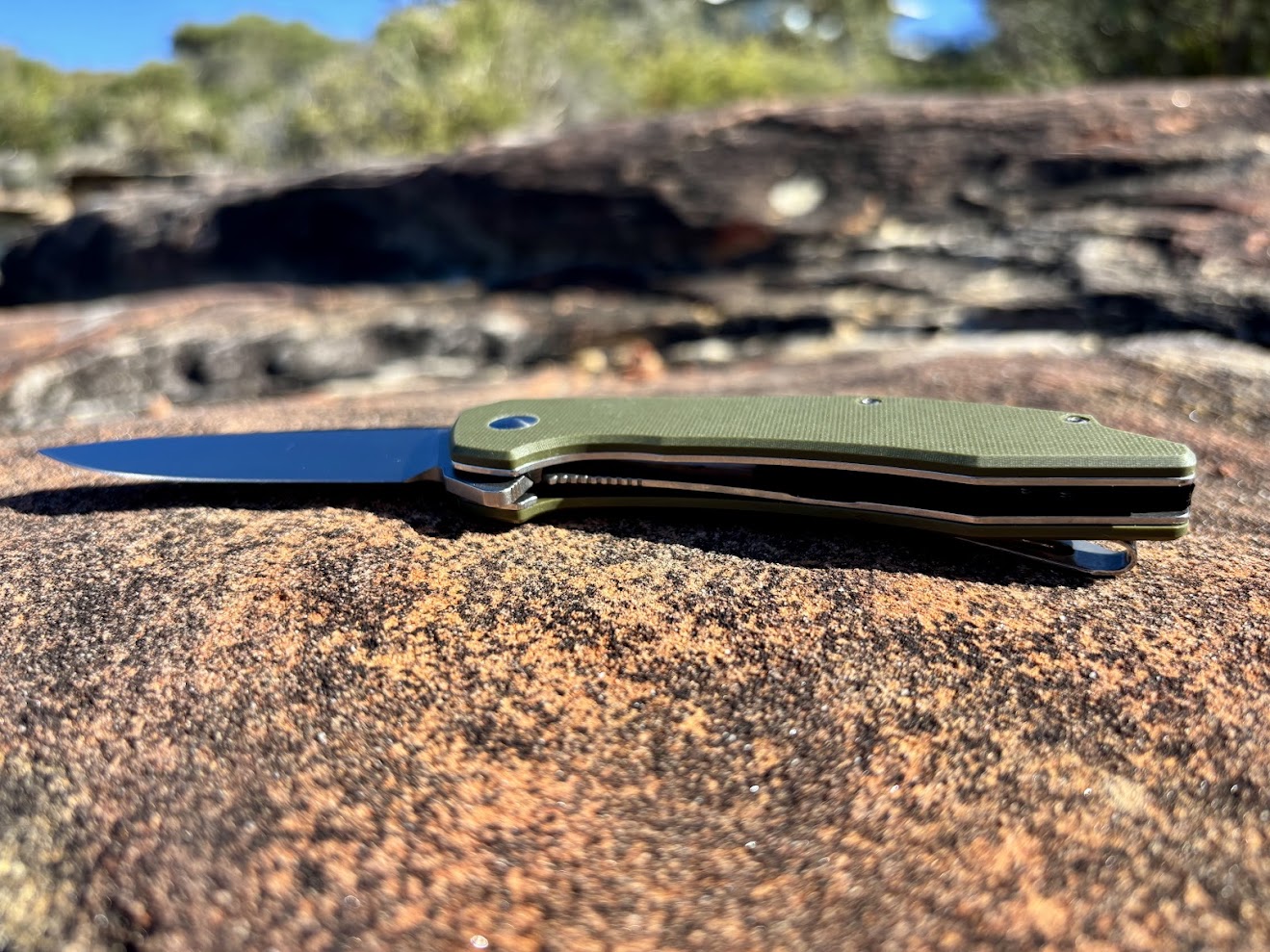 The liner lock mechanism on the Flissa D2 knife is easy to operate and is positioned perfectly for quick and reliable closing using just one hand