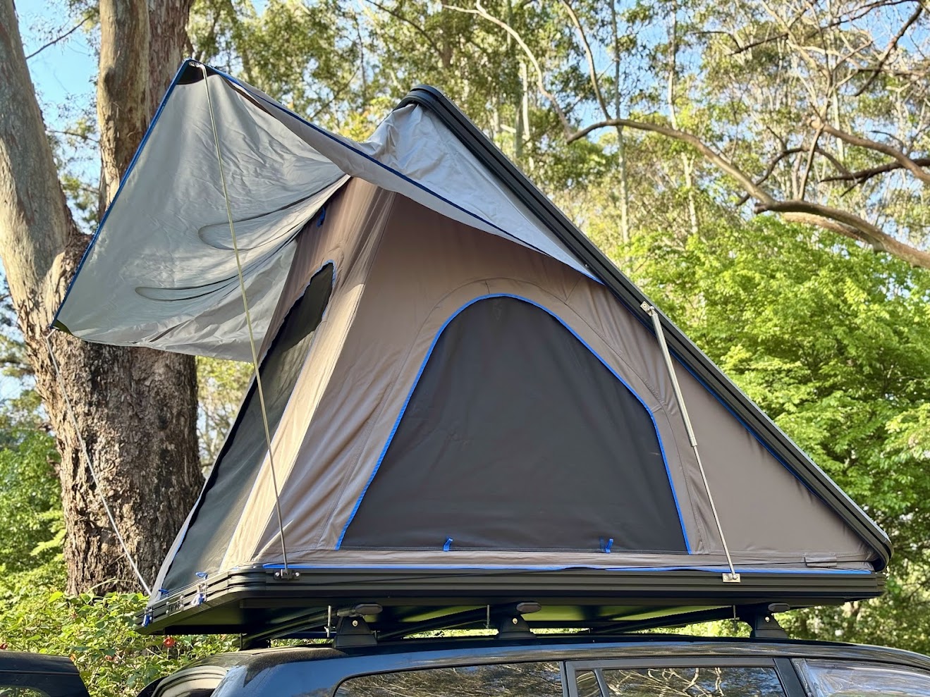 The tent material of the Kings Grand Tourer Lite RTT is waterproof 180GSM ripstop polycotton canvas with a PU5000mm rating that can resist heavy rain