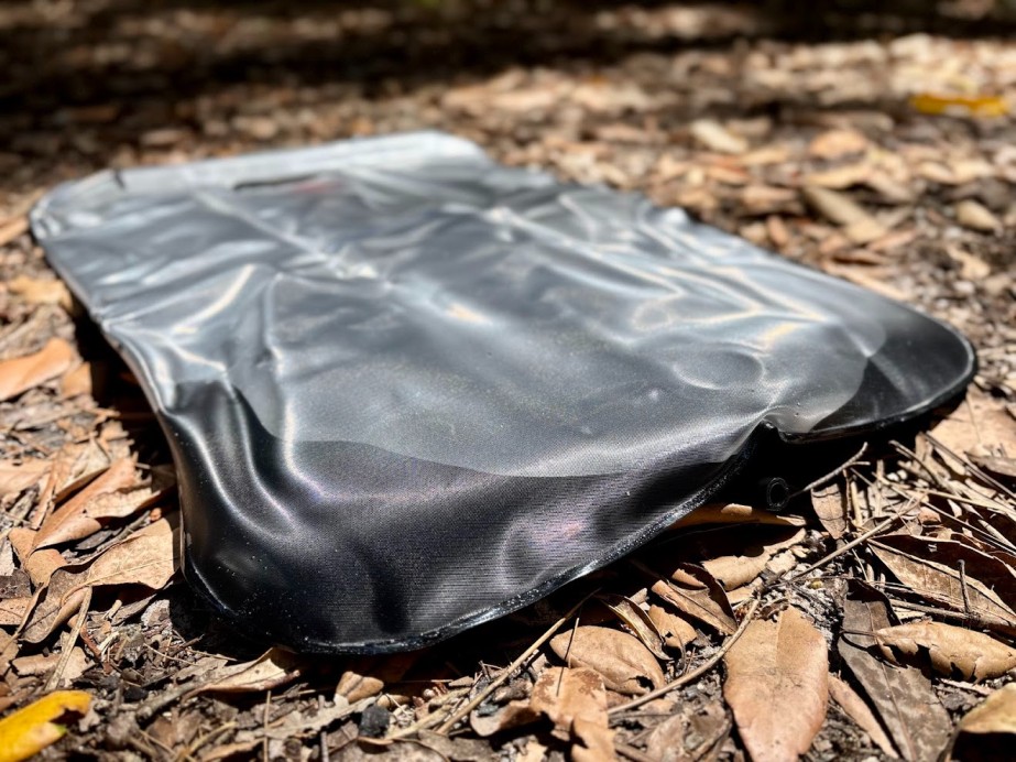 The transparent back on the Kings camp solar shower is a smart touch to easily monitor the 20L water level and to quickly heat up in the sun